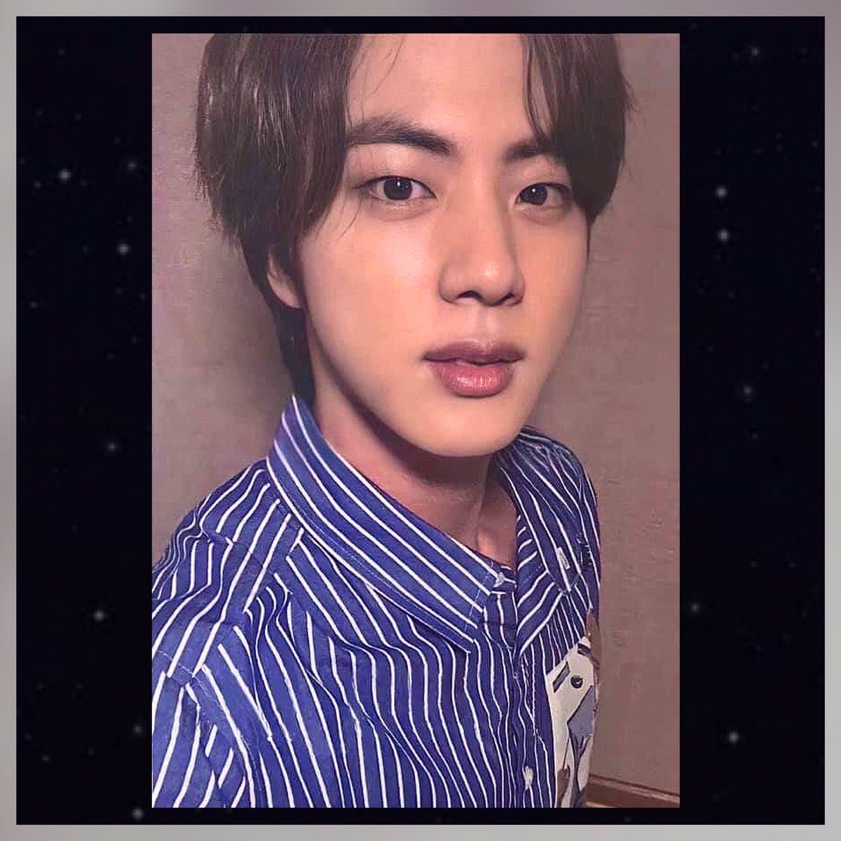 gorg1923's tweet photo. 🔅 #BTS Selcas 💜
🔅 #BE_Essential Edition Album Flo Event Photo-cards 📸💽 

@BTS_twt  @bts_bighit 

#BTS #방탄소년단 #KimNamJoon #KimSeokJin #MinYoonGi #JungHoseok #ParkJimin #KimTaehyung #JeonJungkook #RM #JIN #SUGA #JHOPE #JIMIN #V #JK  #BTSSelcas #BTS_BE #BE #BE_Deluxe https://t.co/oIvAhu5Koi