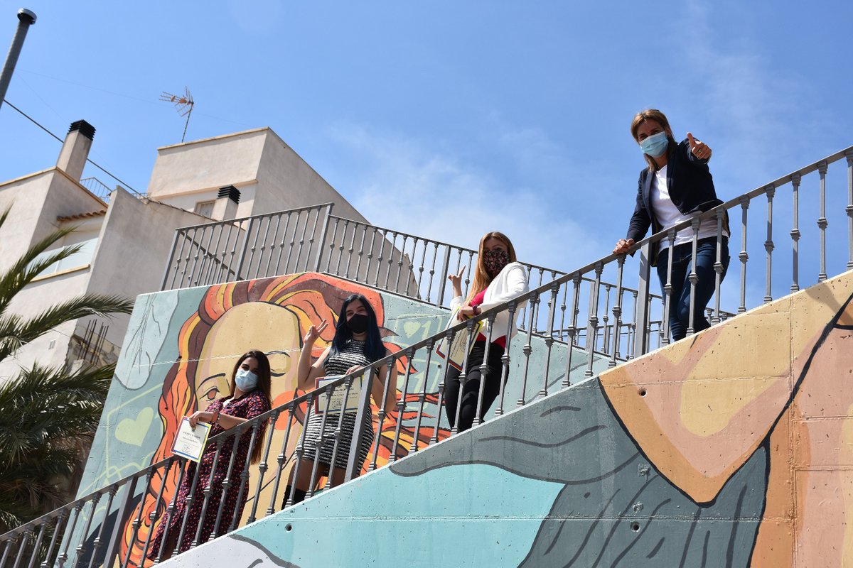 AytoArchena's tweet photo. La alcaldesa #Archena @PatriciaArchena, junto a varios concejales del Equipo de Gobierno y el profesor de Bellas Artes y artista urbano #CarlosCallizo, inauguran la "Deconstrucción del nacimiento de Venus", un mural realizado con pintura acrílica, junto a la rotonda del nazareno https://t.co/Iu5X0zyNS0