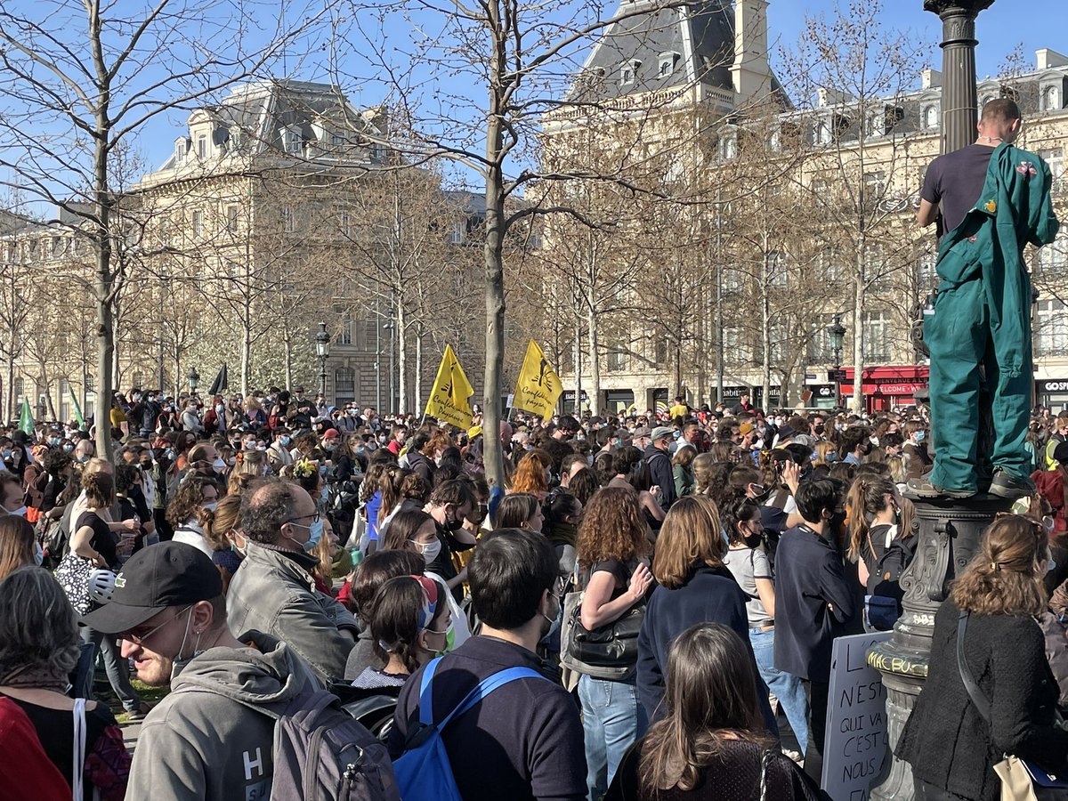 marielaureharel's tweet photo. L’ @iledefrance est confinée. 
Mais continuons à nous agglutiner par milliers, de préférence sans masque, pour des raves, manifs et carnavals en tout genre. C’est comme ça qu’on s’en sortira. https://t.co/2WNjqM2RMm