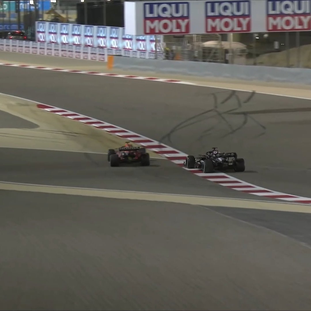 ncontextFerrari's tweet photo. 31 Tur boyunca Hamilton virajı böyle döndü ve ceza almadı. 

Max Verstappen 1 tur kullandı yer vermezse ceza verileceği söylendi #BahrainGP #F1 https://t.co/XNIfIdl7z4
