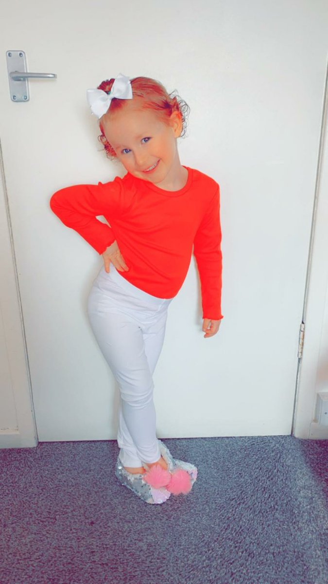 SeanCowell2's tweet photo. Grace at her          Grace at her 
Mum's            Vs    Daddy's https://t.co/tUcg7Y6ibV