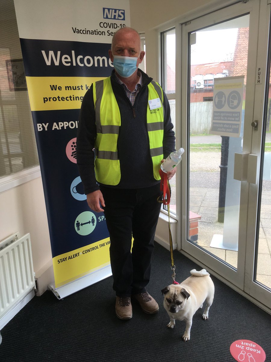 Peter volunteer, dog sitting to make sure their owner could receive their vaccine today in Harleston🐶Great last day working with the amazing people👏👏 who are the  Mass Vacs team ⁦<a href="/ccs_nhst/">CCS NHST</a>⁩ now back to ⁦<a href="/ImmsNorfolk/">Norfolk Imms</a>⁩ #GoTeamCCS #VaccinesWork
