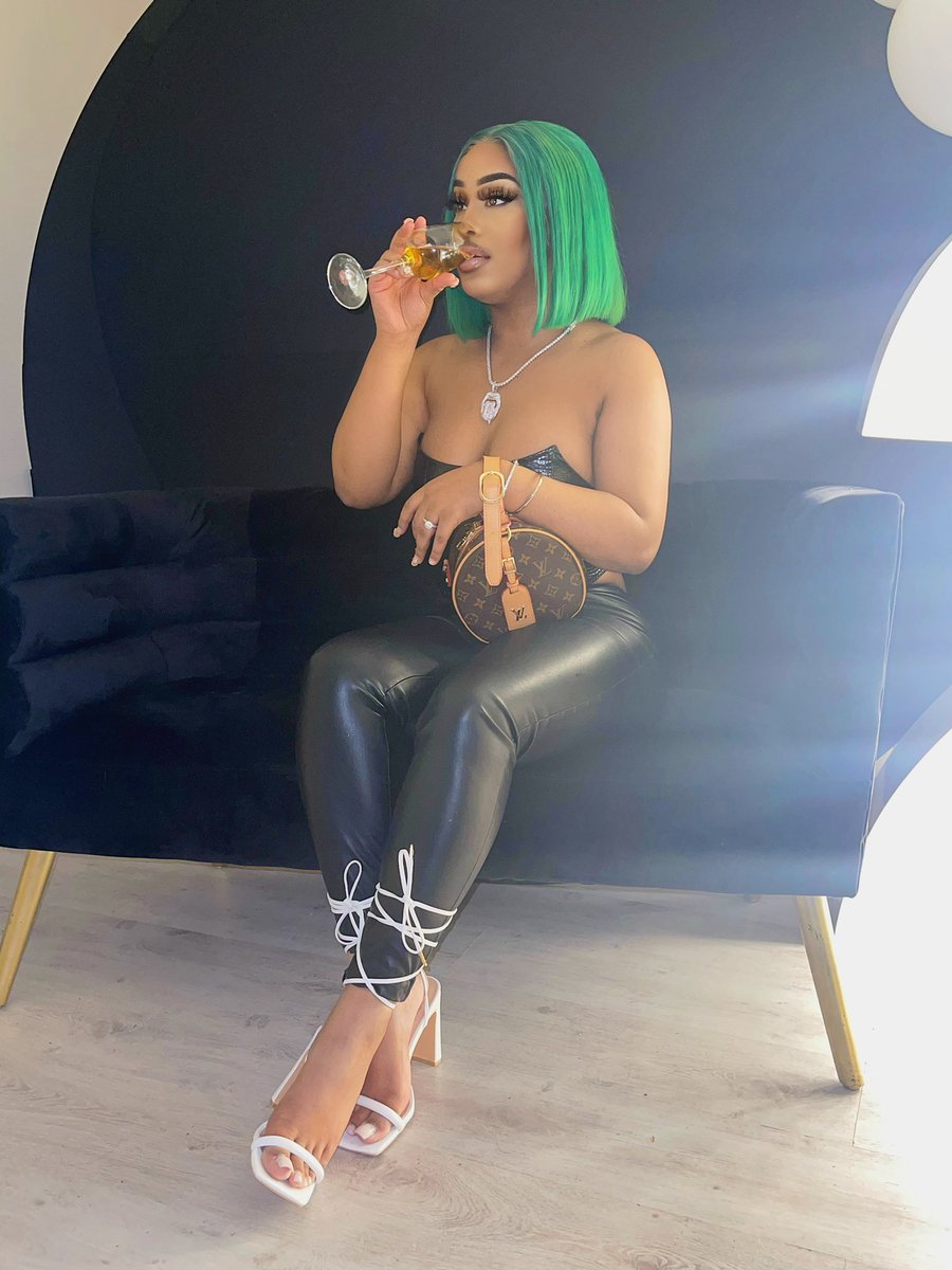 therealnaobabe9's tweet photo. Face pretty, personality raw &amp; I got my own money. that’s a big flex 💸👠 https://t.co/IzjVVd5eVD
