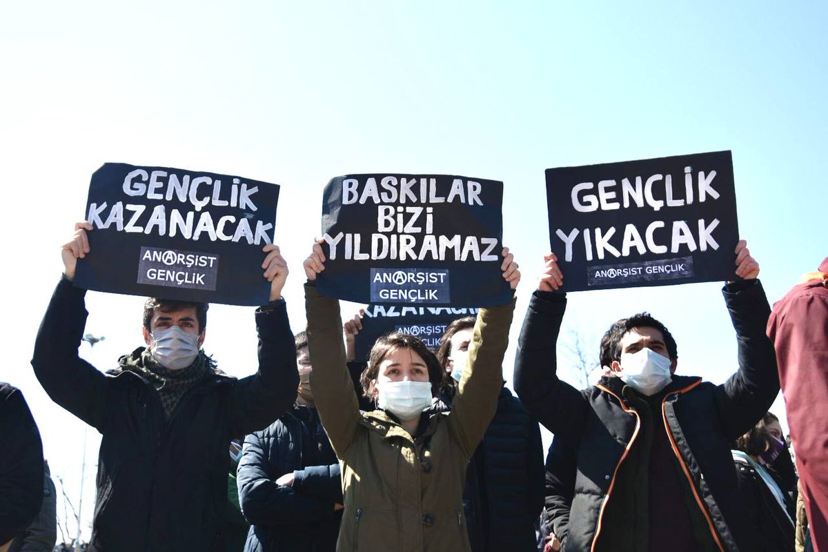 budirenisi's tweet photo. 27 Mart’ta Kadıköy Rıhtımı’nda, direnişimizin 83. gününde, bir kere daha kayyumlara, gözaltılara, polis şiddetine hep birlikte hayır dedik! Haklı direnişimizi sürdürüyoruz, sürdüreceğiz! #DirenişimizKazanacak https://t.co/9YxsS0M6Pa
