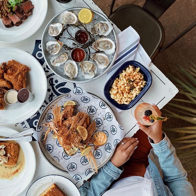 From fresh seafood, to southern comfort food, and the perfect setting, @SoutherleighSA has it all. 📸: IG/nomnom_boston