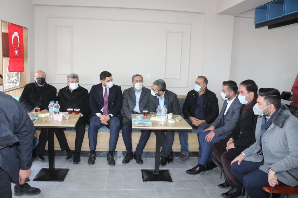 gencmusiad's tweet photo. Genç MÜSİAD Van şubesi, Edremit Belediyesi ve Gençlik Spor Bakanlığı’nın iş birliğiyle yapılan “Kitap Kafe” projemizin açılışını Van protokolünün ve halkının yoğun katılımıyla gerçekleştirdik. Gençler okuyacak, Van gelişecek! 💪 https://t.co/NL5w0FCljM