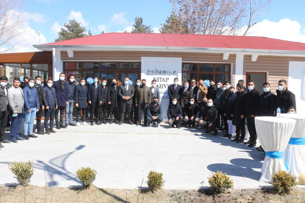 gencmusiad's tweet photo. Genç MÜSİAD Van şubesi, Edremit Belediyesi ve Gençlik Spor Bakanlığı’nın iş birliğiyle yapılan “Kitap Kafe” projemizin açılışını Van protokolünün ve halkının yoğun katılımıyla gerçekleştirdik. Gençler okuyacak, Van gelişecek! 💪 https://t.co/NL5w0FCljM