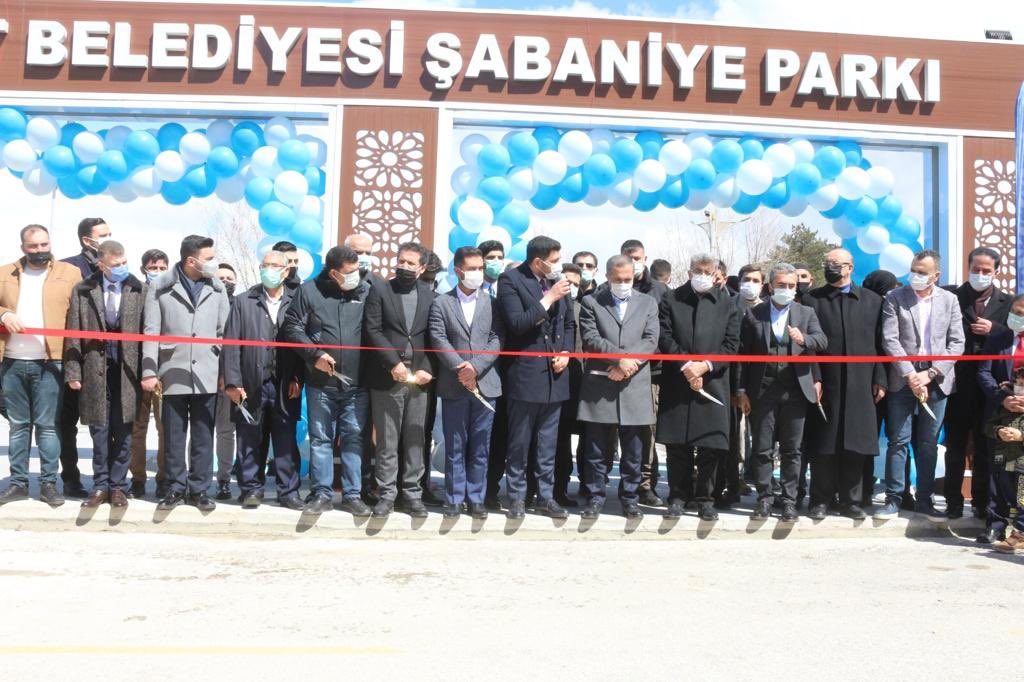 gencmusiad's tweet photo. Genç MÜSİAD Van şubesi, Edremit Belediyesi ve Gençlik Spor Bakanlığı’nın iş birliğiyle yapılan “Kitap Kafe” projemizin açılışını Van protokolünün ve halkının yoğun katılımıyla gerçekleştirdik. Gençler okuyacak, Van gelişecek! 💪 https://t.co/NL5w0FCljM