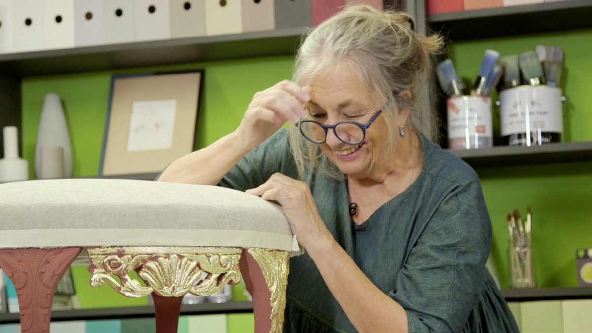 Did I hear you say… Annie tell us more about Gold Leaf? Well you’re in luck! This week’s newsletter is packed with Loose Leaf inspiration, a YouTube tutorial and I tell you about one of my favourite ever painted pieces at my home in Normandy. Enjoy! 💞- mailchi.mp/anniesloan/eve…