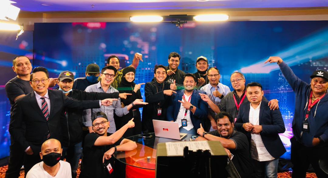 FauziSuhaimi's tweet photo. Last day bersama team hebat! Tutup tirai dengan Perhimpunan Agung UMNO 2020. Thanks semuanya.
#KamiAWANI #PAU2020 https://t.co/91i9TI1DmJ