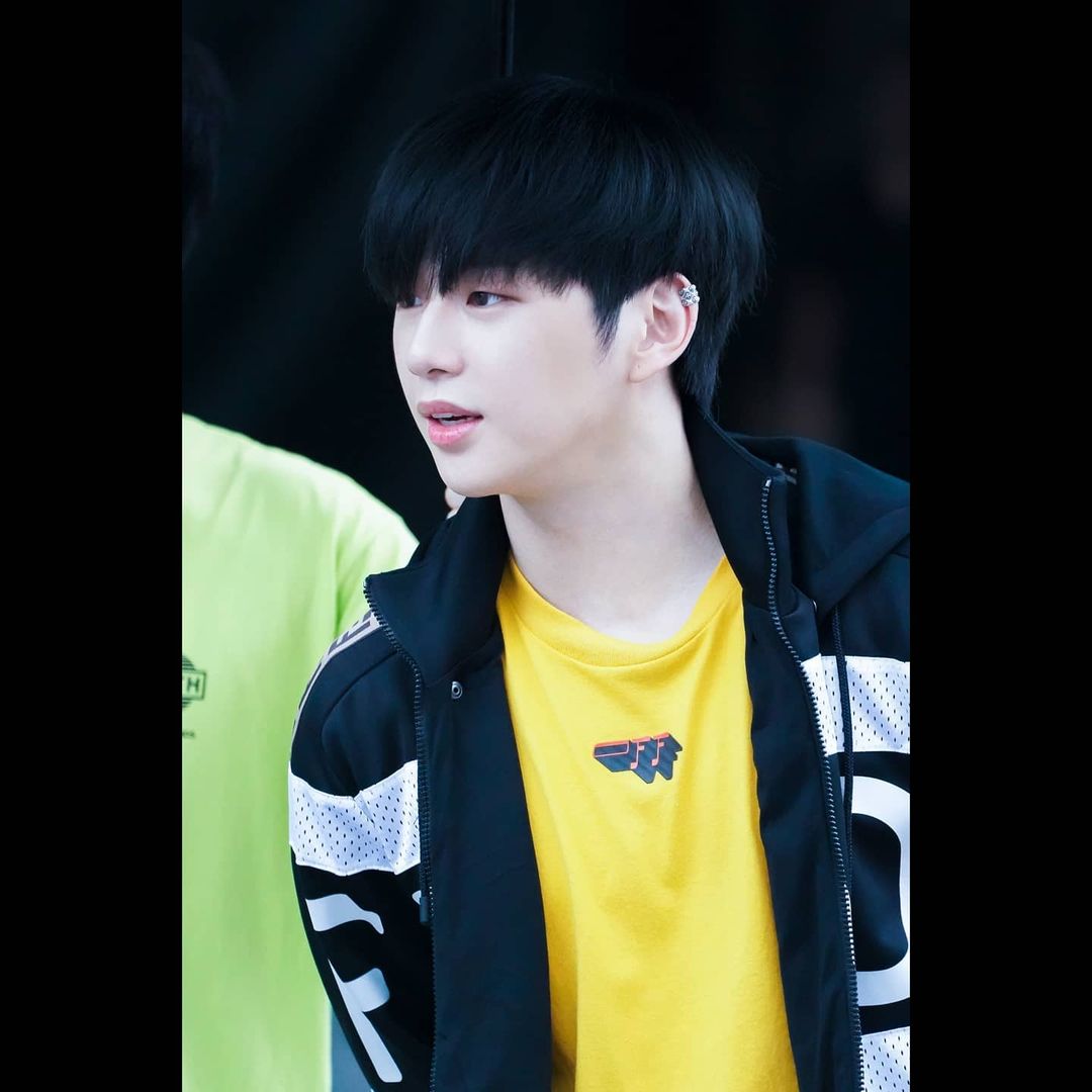 KNIGHTDANIELTWT's tweet photo. ( 📸 ) ... #𝗠𝗔𝗚𝗘𝗡𝗧𝗔 _ 2nd mιᥒι ᥲᥣbᥙm ◜神性 𝗠𝗢𝗩𝗜𝗘 ⤿﹫bᥱhιᥒd thᥱ sᥴᥱᥒᥱs.
#1YEARWDANIEL #HEYDANIEL https://t.co/9RHkL2PQyd