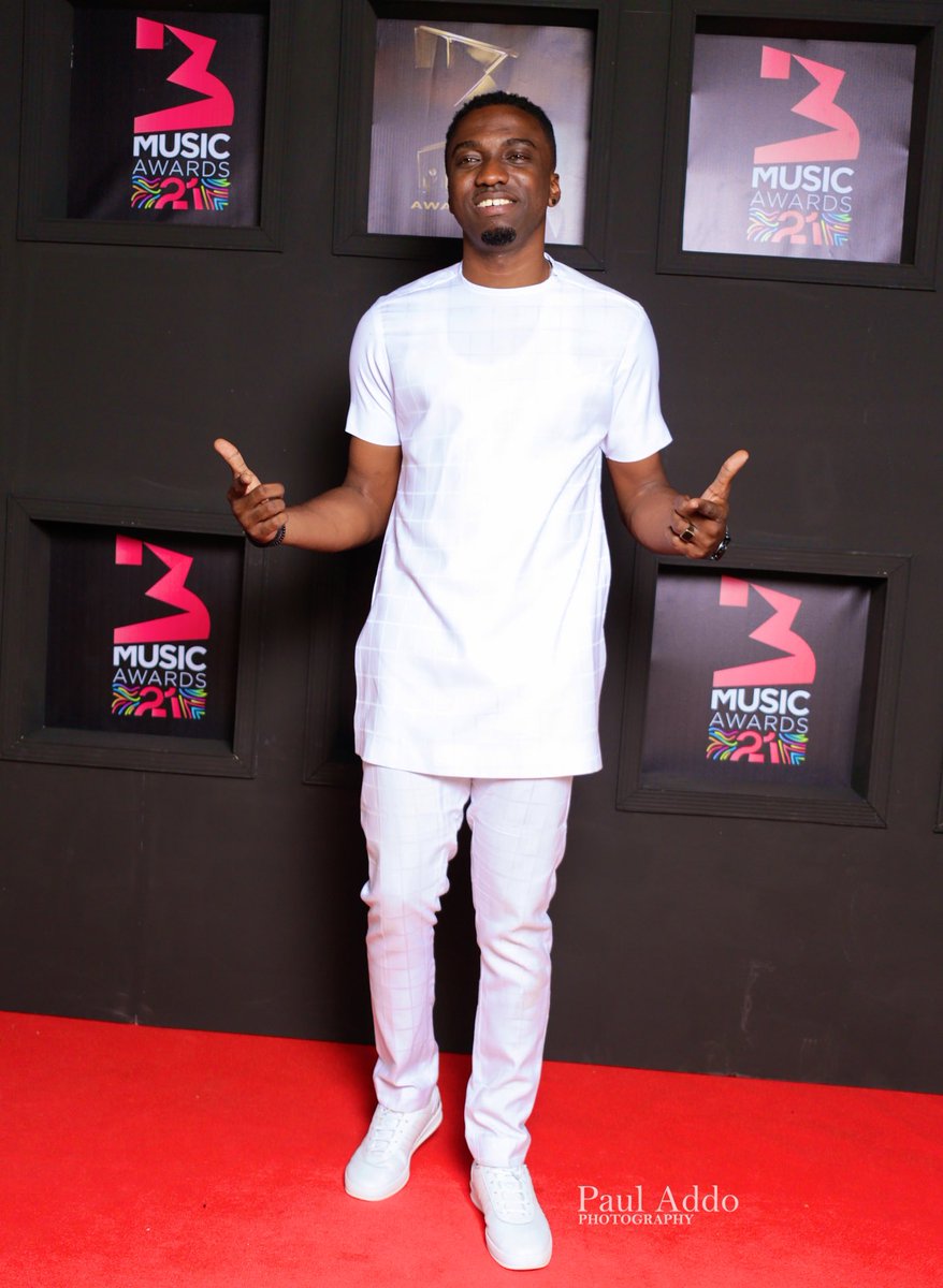 jayfoley2131's tweet photo. The Host dripped All-White @3musicAwards https://t.co/BpXVKM7lAG