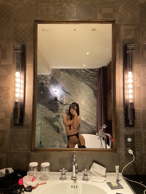 Hey loves❣️ Sending you a big hello from my fancy bathroom😛 trust me you don&rsquo;t wanna miss this set 😈👇🏼  https://t<a href="/tag/weekend"class="tags"><span>#weekend</span></a>