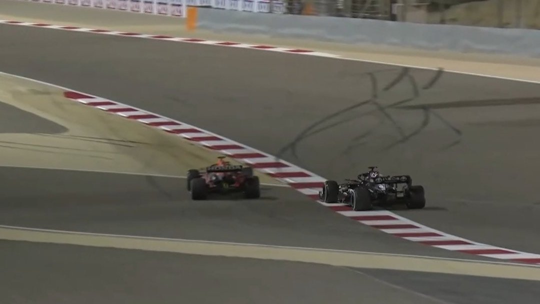 F1efsane's tweet photo. Yaklaşık 30 tur Hamilton virajı böyle döndü. Sıralama turlarında yasaktı. Yarışta virajı taşarak geçmekte bir sorun yoktu ve ne ilginçtir ki yarışın sonlarına doğru yine yasaklandı. Verstappen de yasağı çiğnedi ve bu virajda yarışı kaybetti. Kısacası FIA sınıfta kaldı.
#BahrainGP https://t.co/8GJ91btfRK