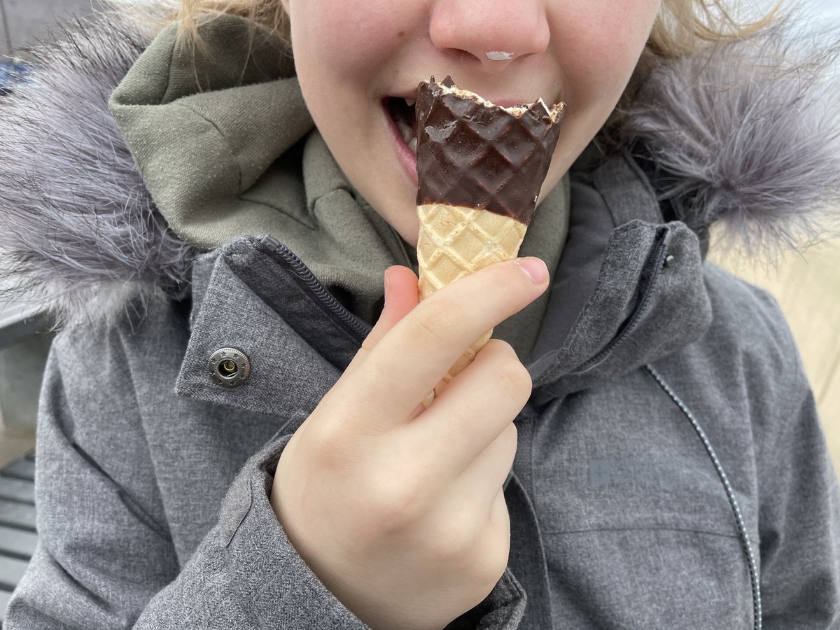 GLoRIA_of_2021's tweet photo. You can’t go to Redcar without having a Pacitto’s lemon top. It’s the law. Or sommat. Osc gives zero fucks about the law.
Both eaters managed to get ice cream on their schnozz.
#Pacitto #LemonTop #Redcar #TheOsc @misspreturns https://t.co/2xdxdQAfMs