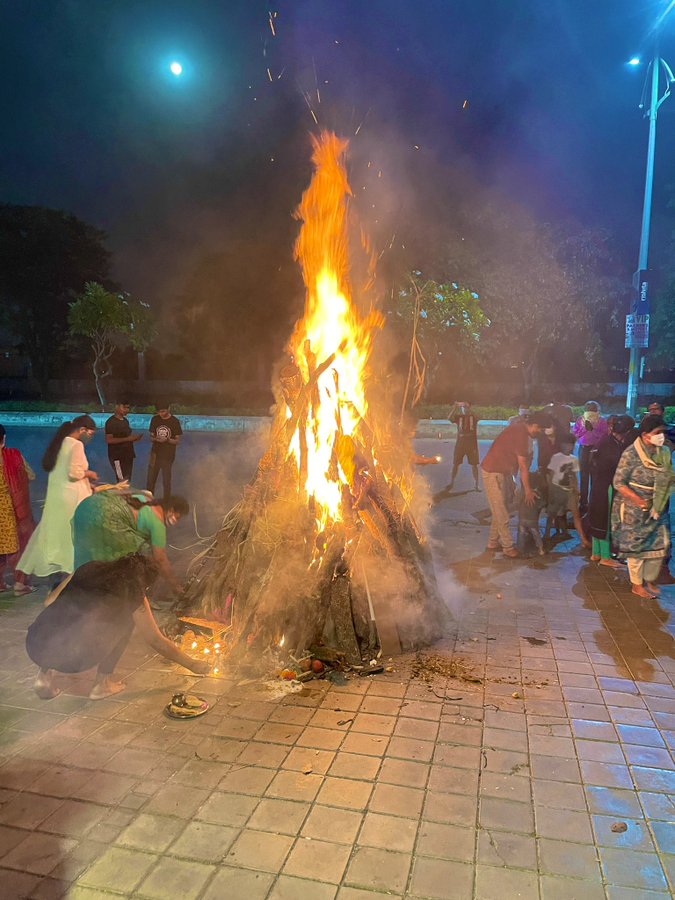 आप सभी को "बुराई पर अच्छाई की विजय का प्रतीक पर्व - होलिका दहन" की हार्दिक शुभकामनायें... 🌹🙏