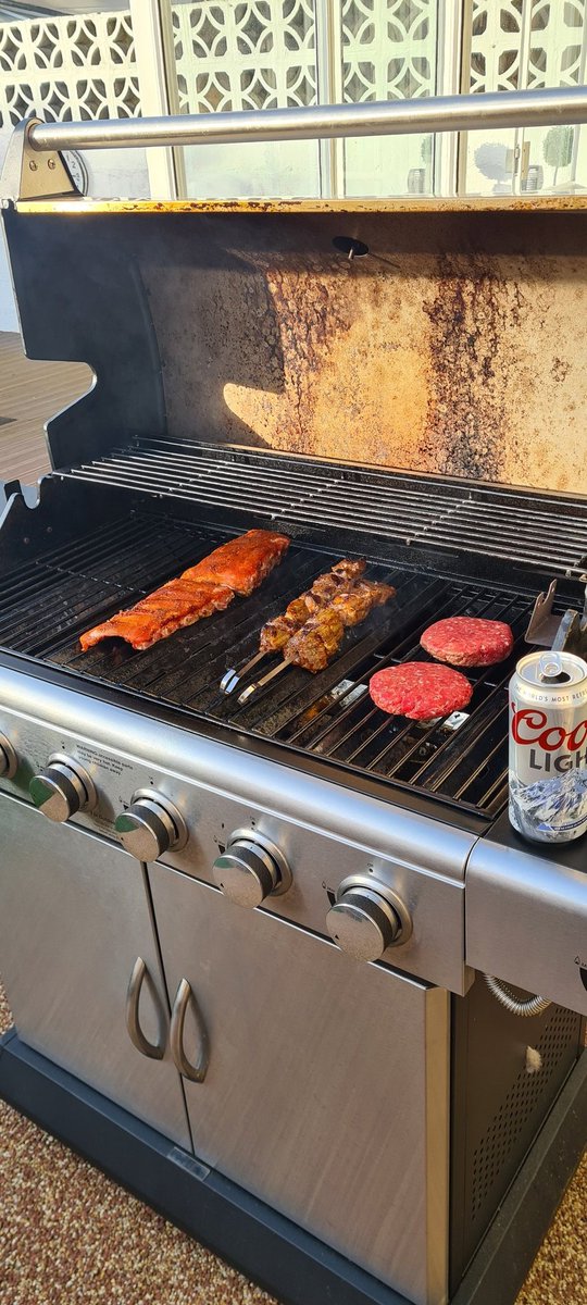 jerseyrugbyfan's tweet photo. Well it is British Summer Time #longhotsummer #noworktomorrow #bbqboss https://t.co/B5B2WqqUdx