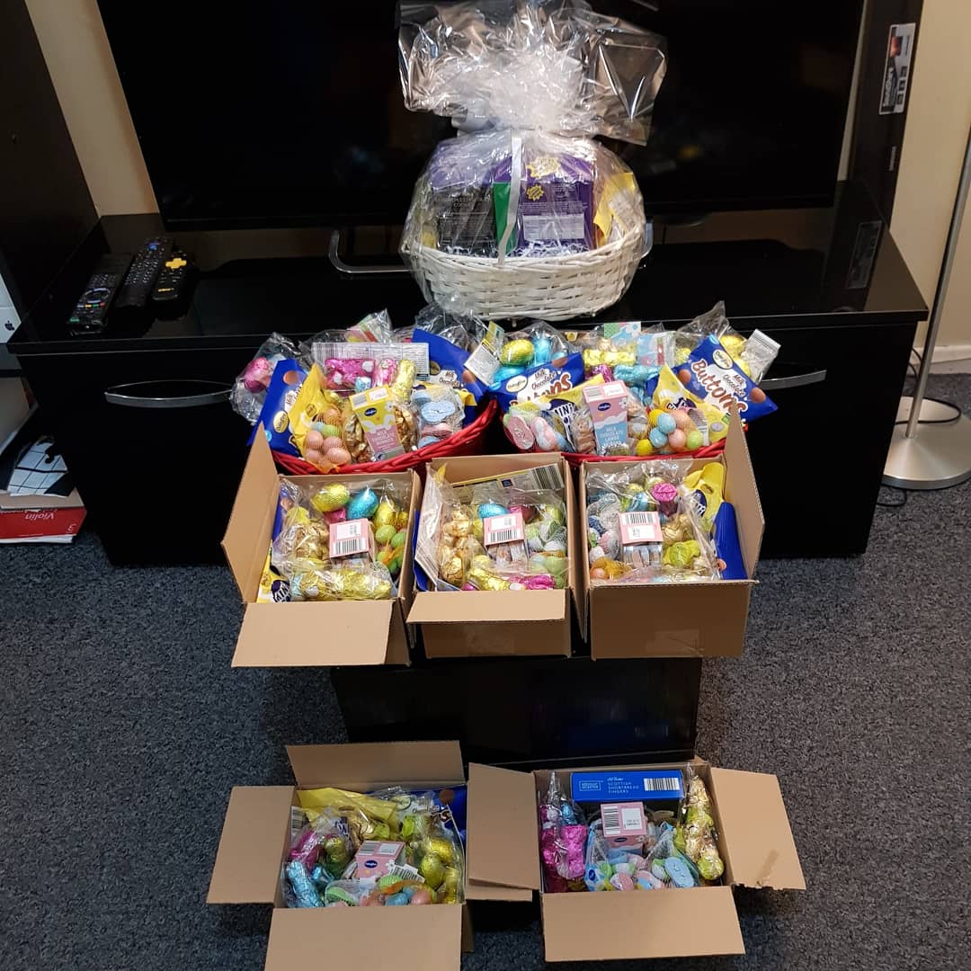 thiukorg's tweet photo. UPDATE: A big thank you to keni for making more small gift boxes and hampers this evening.....
#lovedoesnthurt #inspirehope #thevirtualfoodbankproject #thehopeinitiative #vouchersforrefugeinitiative #easterboxesproject https://t.co/yvToIPL1Gf