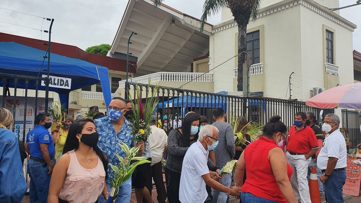 a_villon's tweet photo. Las misas de Domingo de Ramos en el santuario Santa Narcisa de Jesús, en #Nobol, se realizan con la presencia de unos 500 feligreses ppr las restricciones debido al #Covid_19. Creyentes aguardan turno afuera del templo. https://t.co/zGxe83p7Oy