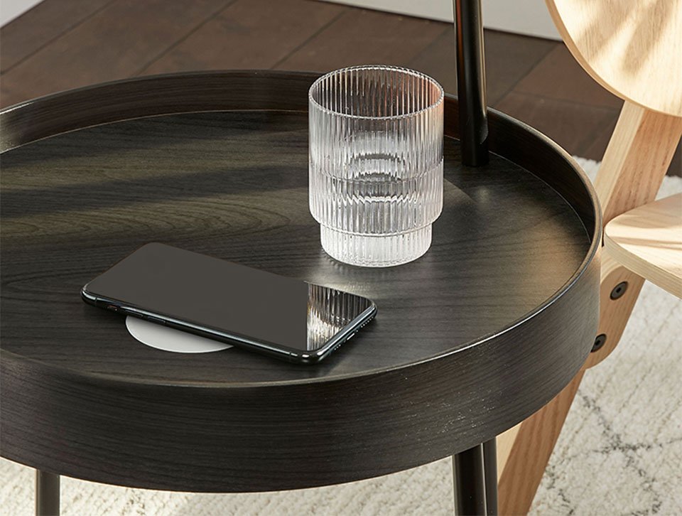 NeatCharge Wireless Charger: Designed by Humanscale, the NeatCharge is a discrete wireless charger that installs underneath a desk or tabletop and charges devices placed directly above on the work surface. The power disc wirelessly charges up to 10W of… dlvr.it/RwXv1h