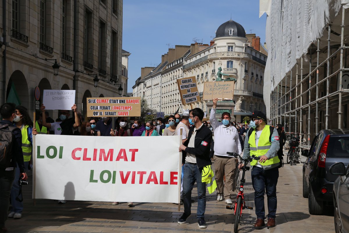 OrleansXr's tweet photo. 650 personnes à Orléans pour soutenir la @Conv_Citoyenne et ses propositions !
🗣️110 000 voix partout en France pour exiger une #VraieLoiClimat dès demain à l'@AssembleeNat
#Rebelnow #extinctionrebellion @AnvCop21 https://t.co/N3dgVT80nS