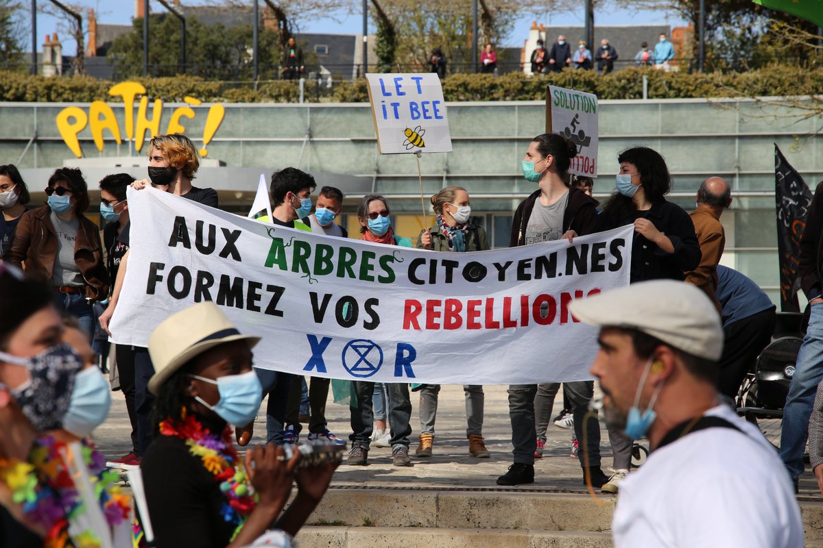 OrleansXr's tweet photo. 650 personnes à Orléans pour soutenir la @Conv_Citoyenne et ses propositions !
🗣️110 000 voix partout en France pour exiger une #VraieLoiClimat dès demain à l'@AssembleeNat
#Rebelnow #extinctionrebellion @AnvCop21 https://t.co/N3dgVT80nS