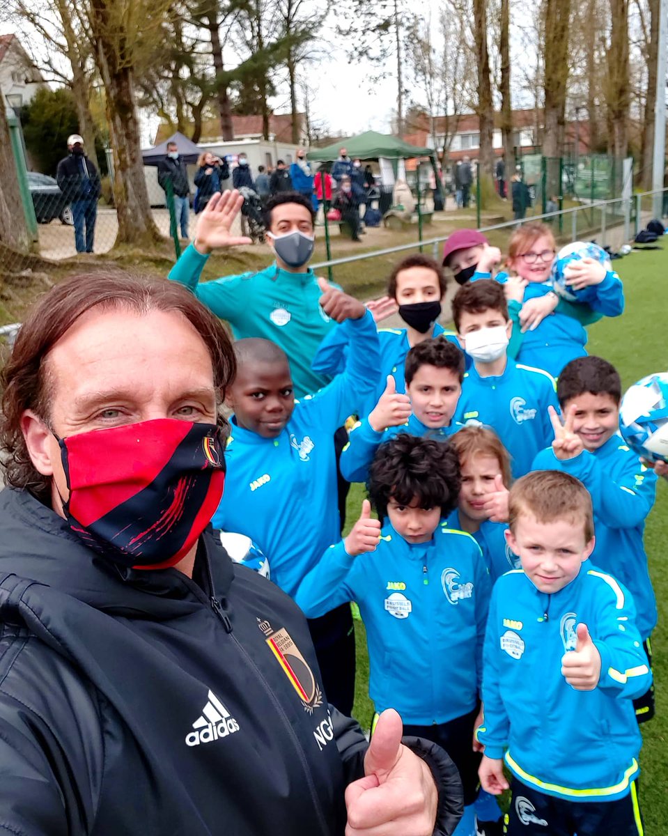 VmVan's tweet photo. Projet ÊKHÔ Sport-Brussels Football
Une Belle collaboration cet après-midi dans les installations du Fc Moreda Uccle 
"Le sourire d'un enfant donne l'espoir d'un monde meilleur"
#pnlcoaching 
Fier d'être le parrain du projet ❤
#belgianfa 
#acff
#brusselsfootball
#soyonsunecho https://t.co/kKmVZfD09T