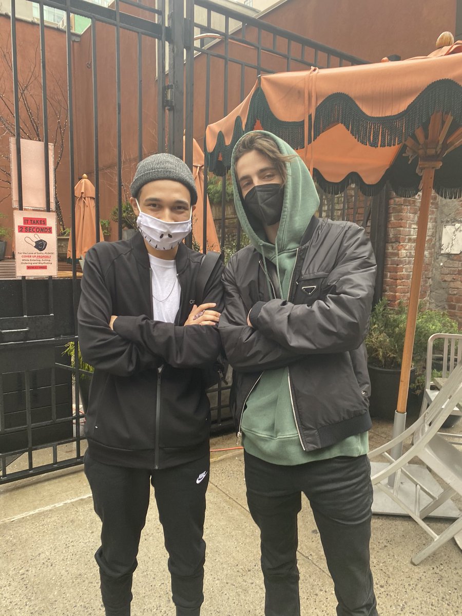 carloshramone's tweet photo. I JUST MET TIMOTHÉE AND WE HAD A WHOLE CONVERSATION AND HE SHOOK MY HAND AND I TOLD HIM I WANTED TO BE AN ACTOR BC OF HIM https://t.co/O7XOTlTUBD
