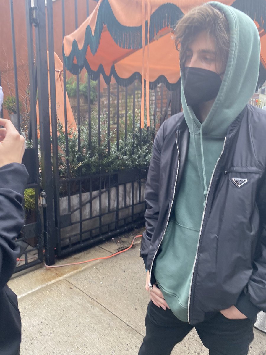 carloshramone's tweet photo. I JUST MET TIMOTHÉE AND WE HAD A WHOLE CONVERSATION AND HE SHOOK MY HAND AND I TOLD HIM I WANTED TO BE AN ACTOR BC OF HIM https://t.co/O7XOTlTUBD