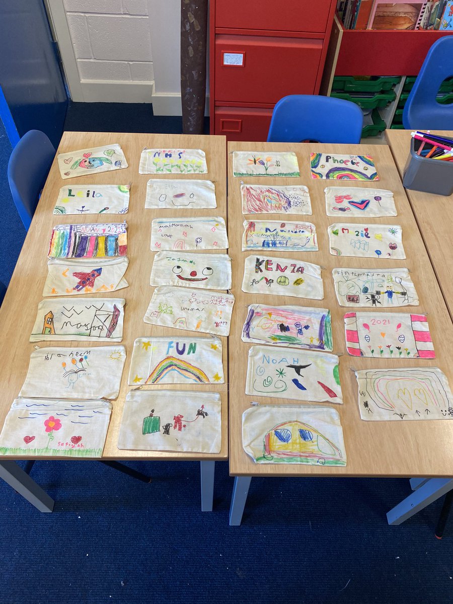 WlpsYear2's tweet photo. 2M was bursting with colour on Friday! We all loved making our fabric pencil cases, tie dye T shirts and experimenting with colours. #colourtheme #lookonthebrightside #visionday https://t.co/ke1glZCtkx