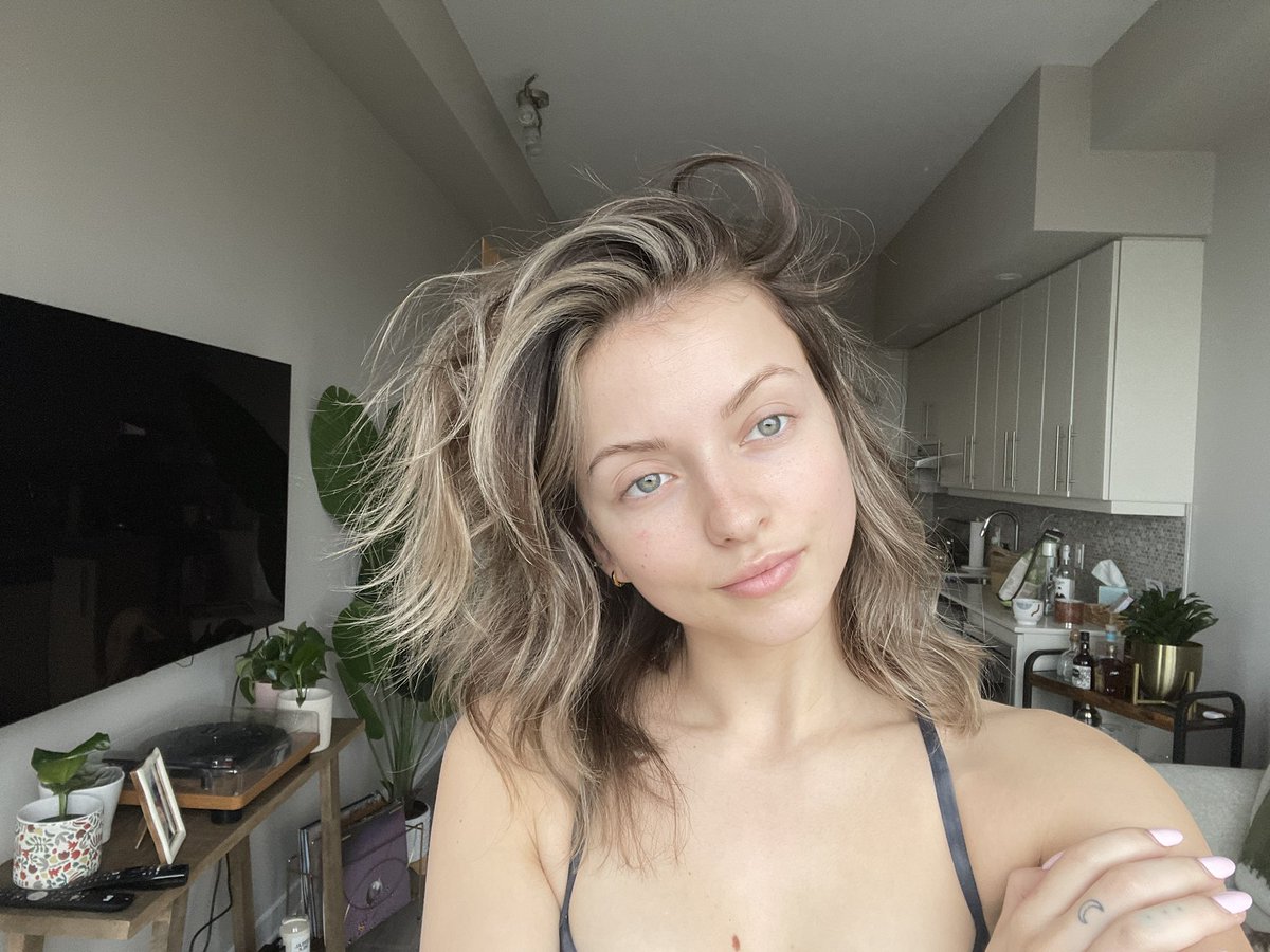 AveryHam's tweet image. single handedly cancelling filters and now 🤎 with a bare face 🤎
