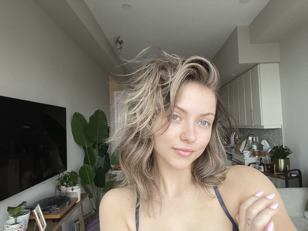 AveryHam's tweet image. single handedly cancelling filters and now 🤎 with a bare face 🤎