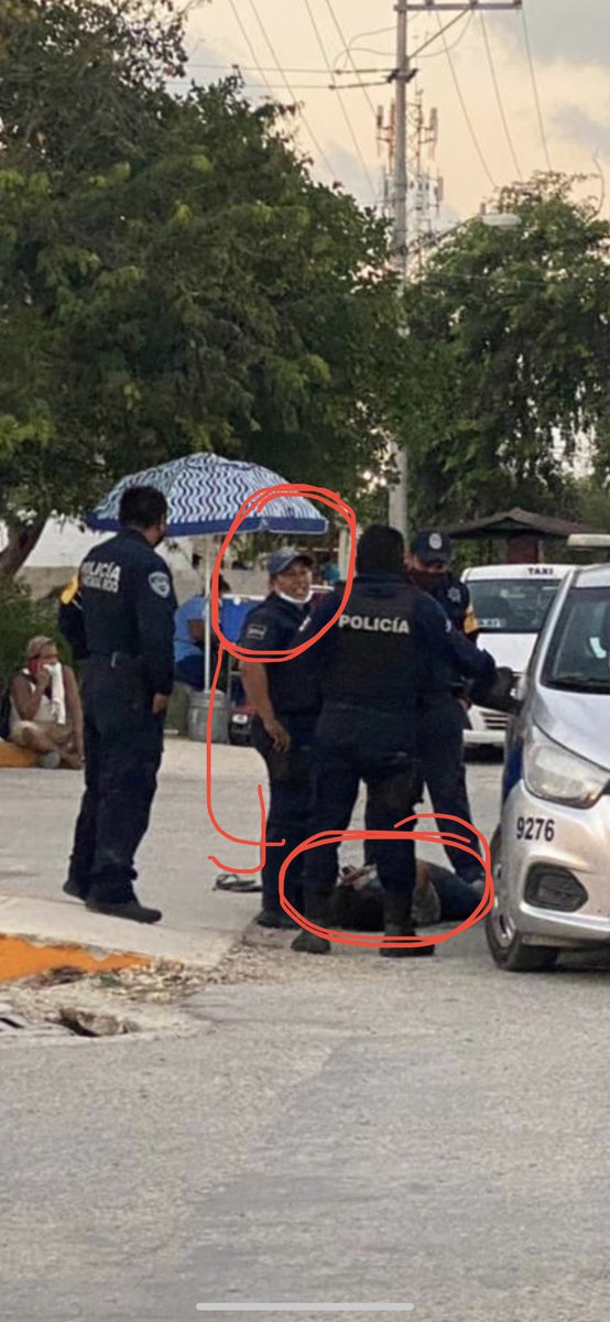 anabellapezet's tweet photo. Esta mujer policía asesina a otra mujer, a quien previamente detuvieron y maniataron en #Tulum al estilo George Floyd. https://t.co/zyrXReccwD