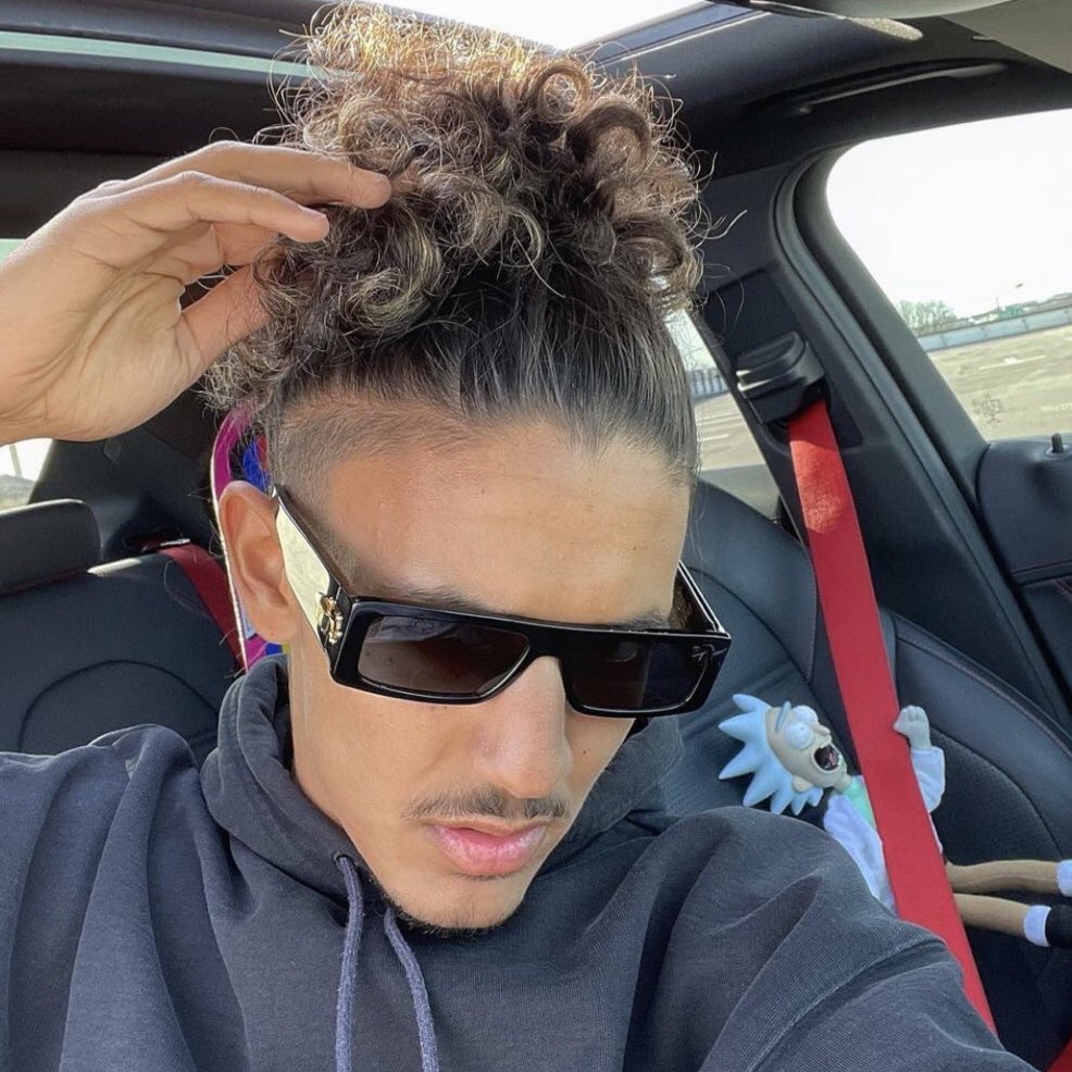 LaPause_QLF's tweet image. Ça sent clairement l’annonce de l’album.. ⏳🌪🧪