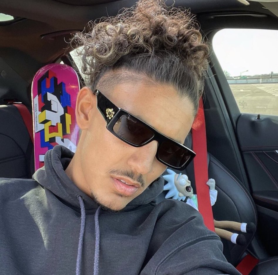 LaPause_QLF's tweet image. Ça sent clairement l’annonce de l’album.. ⏳🌪🧪