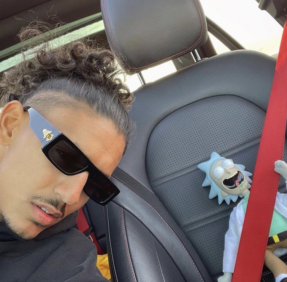 LaPause_QLF's tweet image. Ça sent clairement l’annonce de l’album.. ⏳🌪🧪