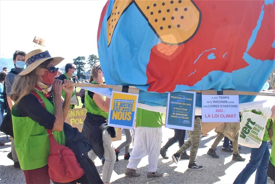 Greenpeace_74's tweet photo. Ce dimanche 28 mars à Annecy, nous étions un bon millier dans les rues à montrer notre mécontentement face à l'inaction du gouvernement et à exiger une véritable loi climat. Pas de demi-mesure possible ! https://t.co/4MzlB2eYH1