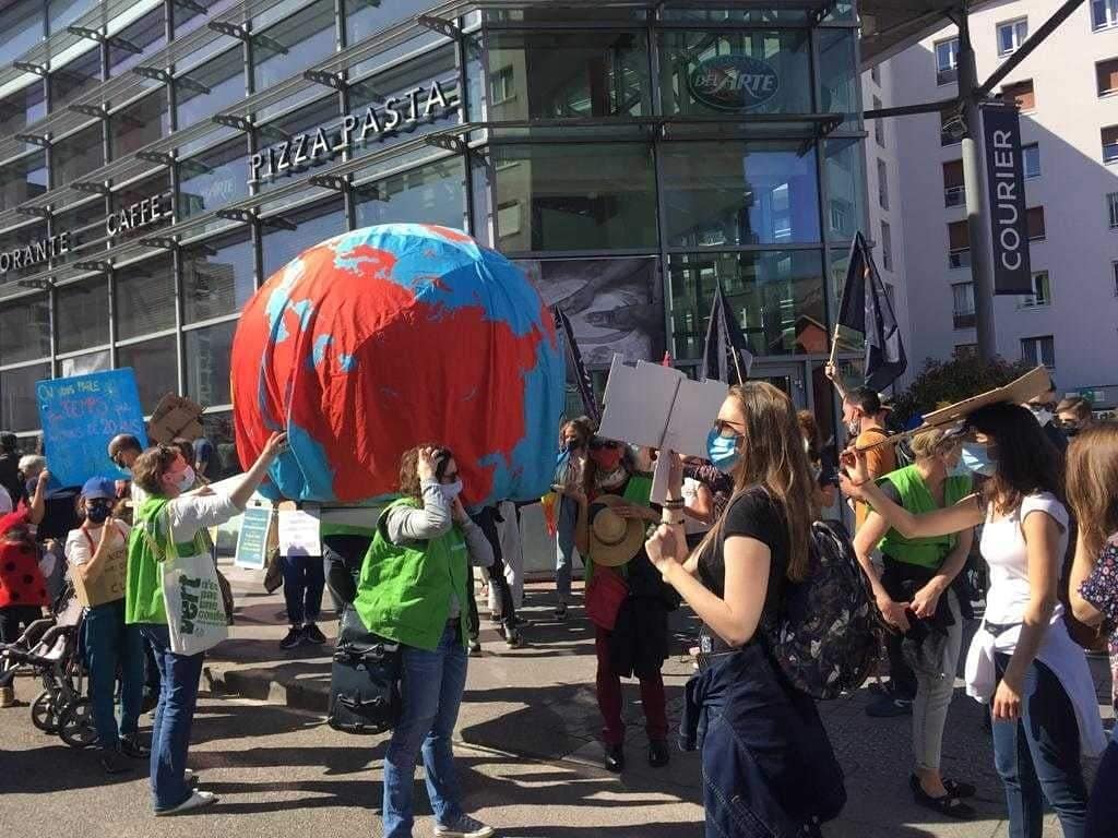 Greenpeace_74's tweet photo. Ce dimanche 28 mars à Annecy, nous étions un bon millier dans les rues à montrer notre mécontentement face à l'inaction du gouvernement et à exiger une véritable loi climat. Pas de demi-mesure possible ! https://t.co/4MzlB2eYH1