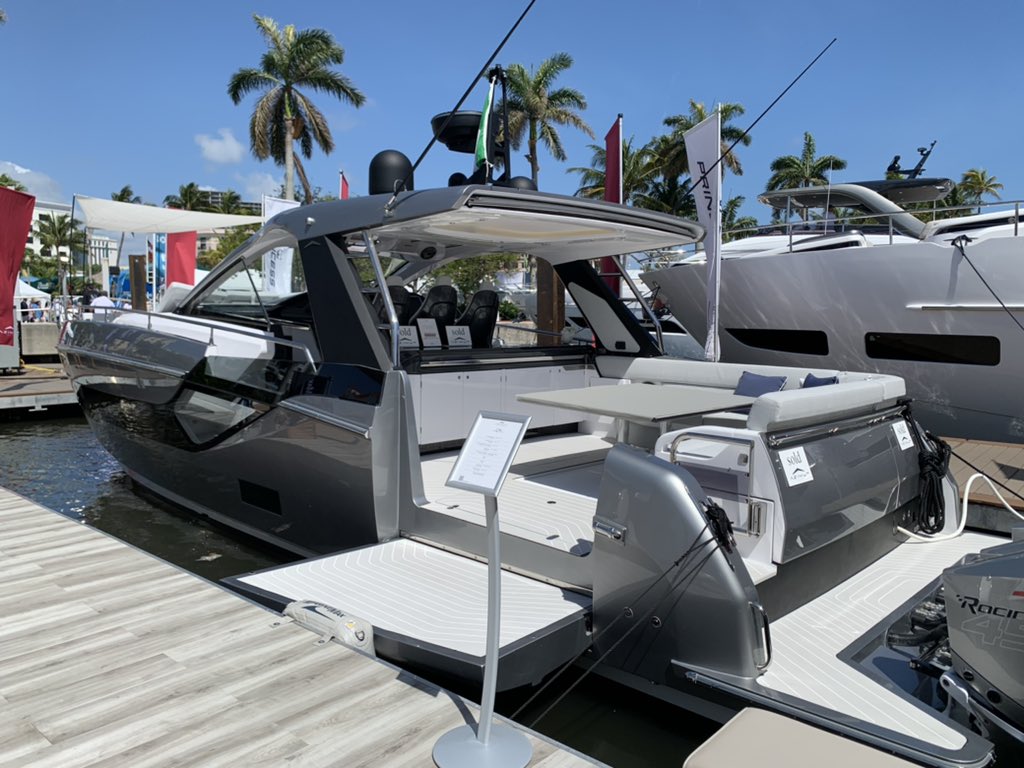 evermarine's tweet photo. @Azimut_Yachts new 47 Verve at Palm Beach Show https://t.co/UZOK9larpz