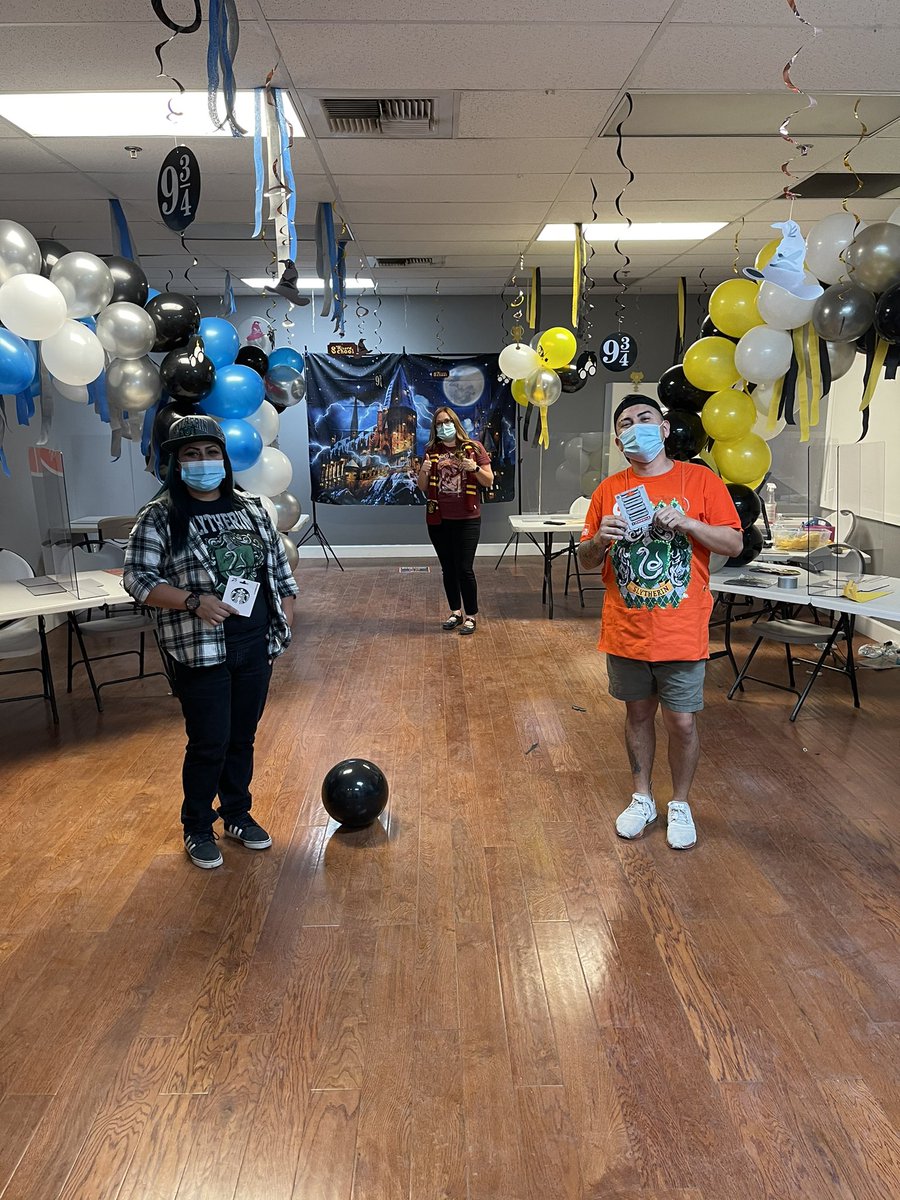 sfbernalguy's tweet photo. Day 4 Success Sharing all the snacks you can think of. Plus the last day of raffles.  A special shout out to Araceli(left) and Miguel (right) for turning 1060 into Hogwarts  #successsharing @KimberlePerez @ReceivingSarah @MelRivera19 @andrewshah92 @FernandoD325 @Duran37333027 https://t.co/xoT5TqDini
