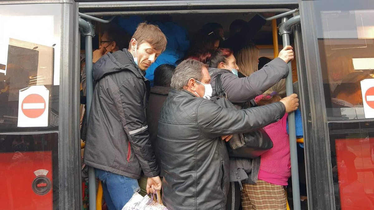 NaStraniNaroda's tweet photo. Treba pohapsiti sve one studente što se okupljaju u parku... https://t.co/dFw2MBwIyo