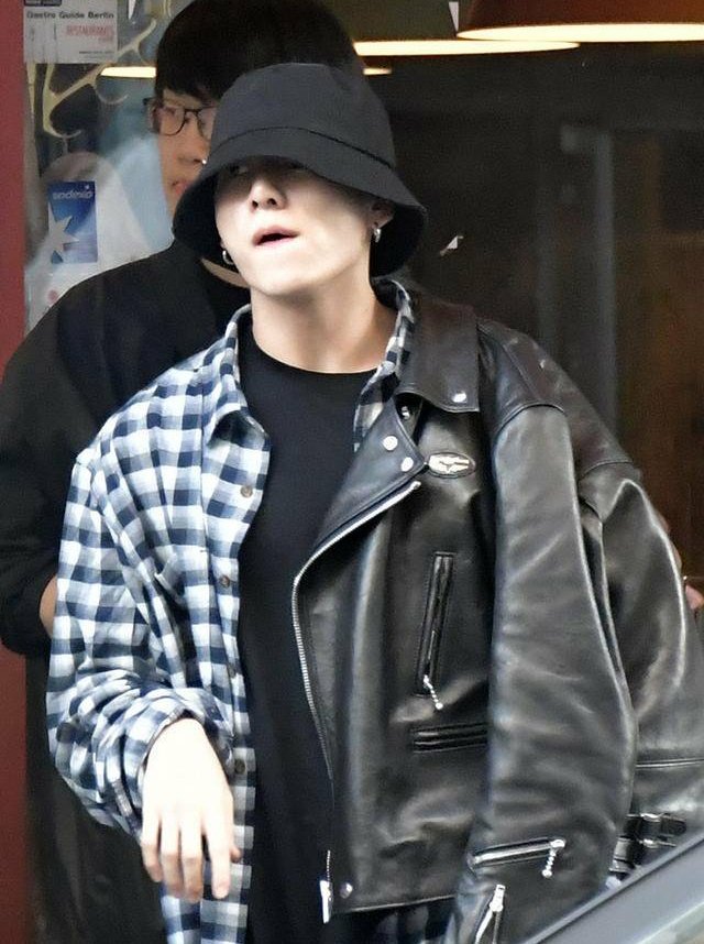 EBOYJE0N's tweet photo. jungkook on streets https://t.co/sltHRjFTNN
