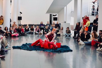 MACBA_Barcelona's tweet image. ¡Nuevo #podcast! Hablamos con  la bailarina, coreógrafa y artista visual @la_ribot ❤️ de momentos clave de su trayectoria, una serie de momentos que nos sirven para vestir y desvestir a la diva.
Escúchalo en @Radio_Web_MACBA 🎧 bit.ly/rwm-la-ribot

📸 @Dani_Canto