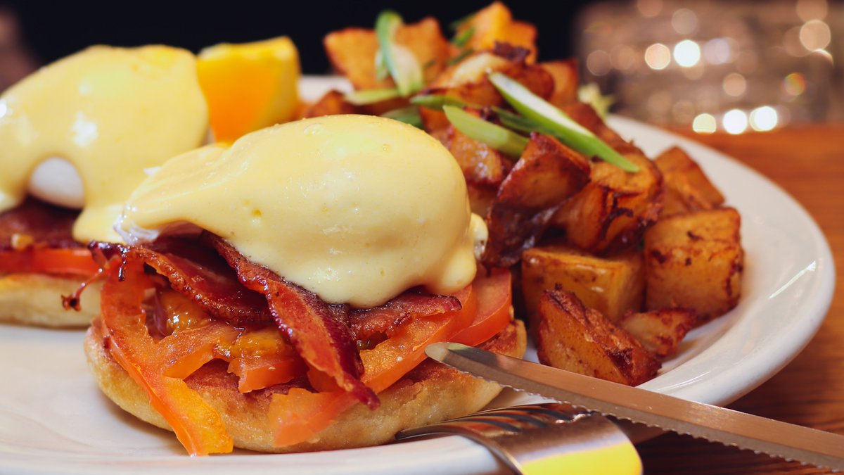 Consider yourself invited for our weekend brunch 11:30-1:30😉While you are in try the Blackstone Benny: Two poached eggs with bacon and grilled tomatoes topped with hollandaise sauce on an English muffin, served with hash browns.
#makeusyourlocal #yyjbrunch #victoriabc