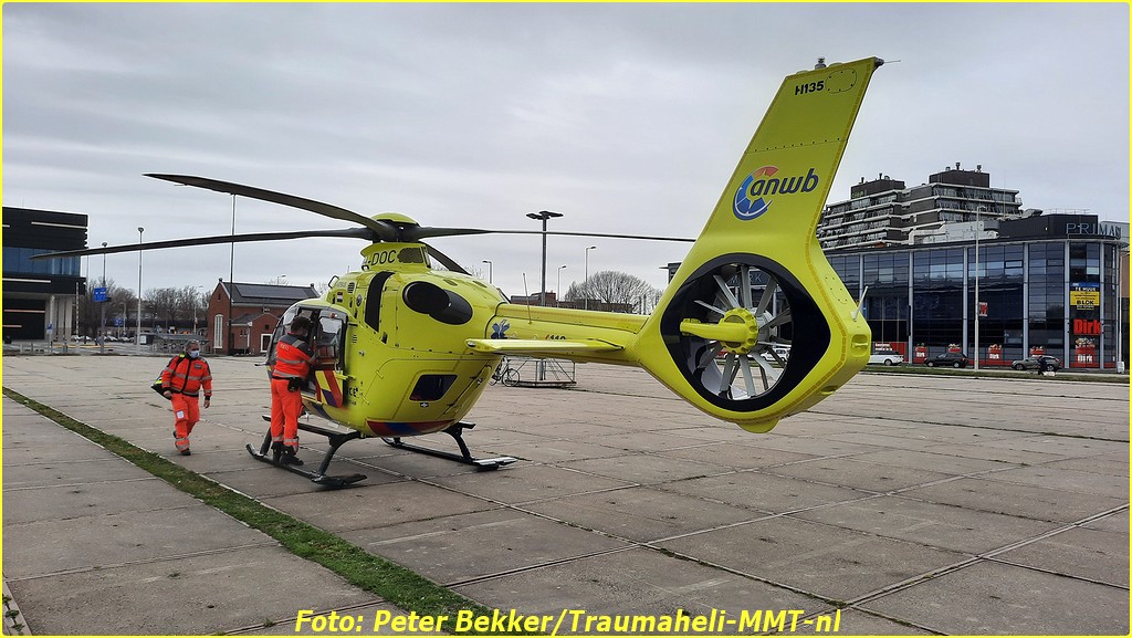 Lifeliner2 landt op parkeerplaats Ahoy Rotterdam voor steekpartij ..