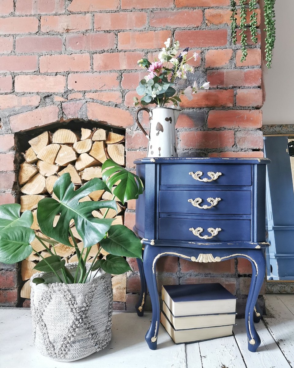 Chalk Paint® in Oxford Navy with Gold Loose Leaf by IG 📸: @gareth_at_31. Click here to watch my YouTube tutorial on How-To Use Gold Leaf before starting your project so you’re all prepped: anniesloan.com/techniques/how… 👩‍🎨