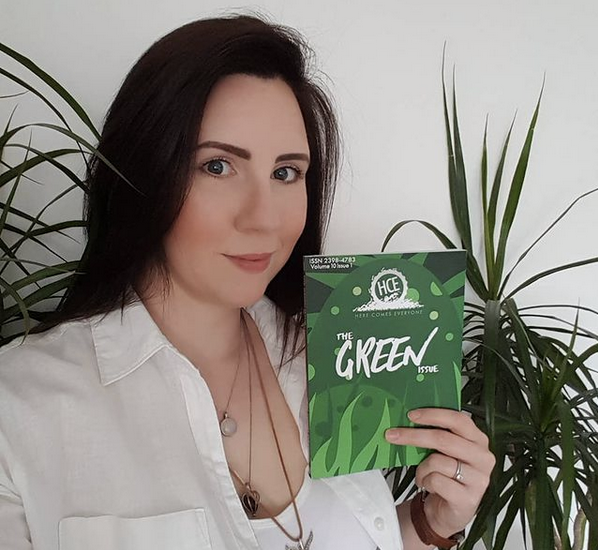 HereComesEvery1's tweet photo. ~The Green Issue: Contributor Showcase~

Writer @_ellenharrison (originally from Yorkshire) is part of the @WordFactoryUK team. Her work often explores themes like nature, myth, magic &amp; the macabre.

Check out Ellen's #poem 'Unfurl' in #TheGreenIssue!
https://t.co/AjrCDU11qc https://t.co/YntADB2YL3