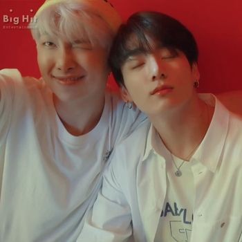 Crabsinthemoon_'s tweet photo. #au #NamKook donde #Jungkook está a punto de reprobar el año escolar y no graduarse porque sólo tontea en clases pero empieza a ir a clases particulares con #Namjoon el graduado con honores de su preparatoria. https://t.co/pgkw6tm9Ez