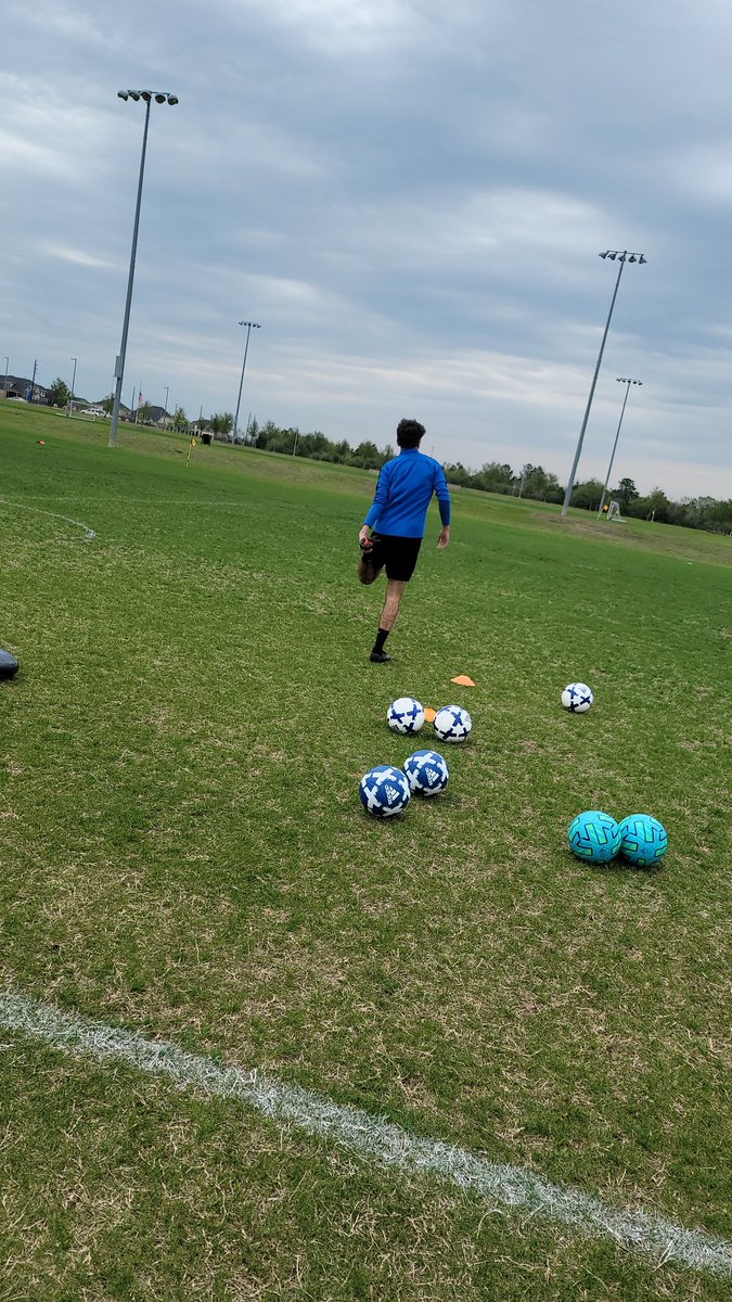 s_goalkeeping's tweet photo. Early morning session. #goalkeeperlife #gkunion https://t.co/CBwsAOp3AA
