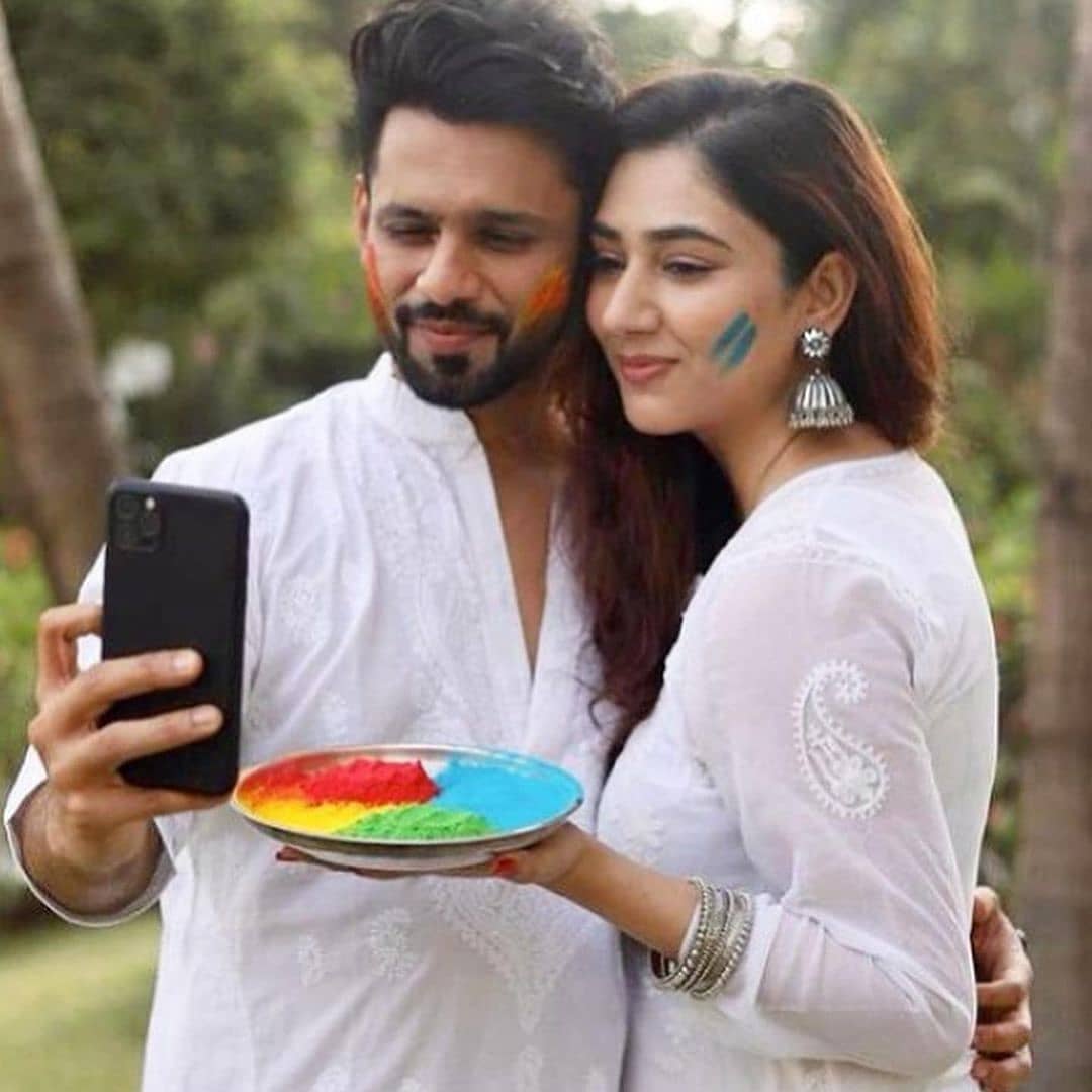 rahulvaidyarkv & dishaparmar send out festive wishes for their fans with these lovey dovey captures from their Holi celebration!😍♥️
.
.
#DishaParmar #RahulVaidya #bb14 #rahuldishafc #dishaparmarfanclub #rahulvaidyafanclub #rahulvaidyarkv #holi #happyholi #holi2021 #nirogdarpan